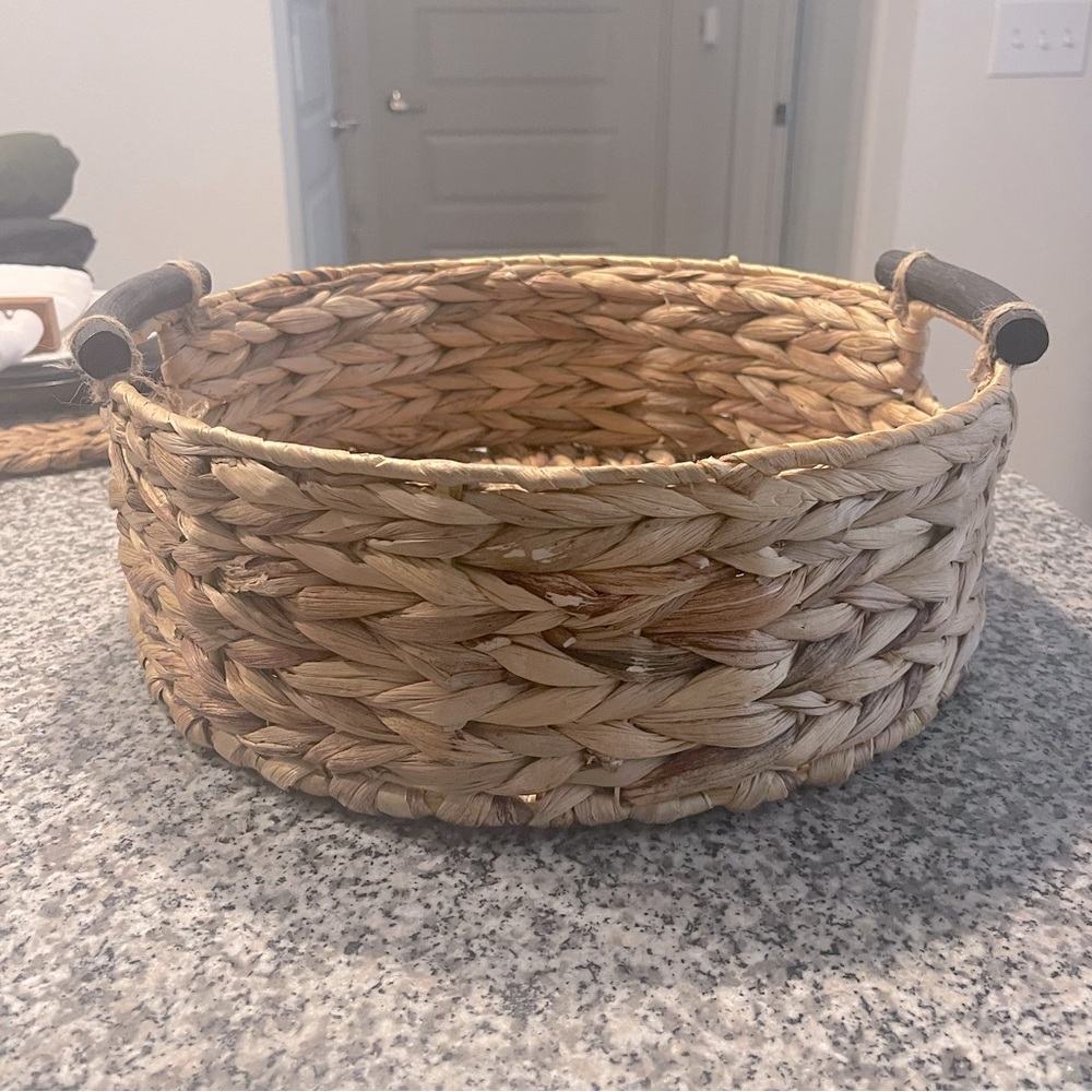 Wicker table basket